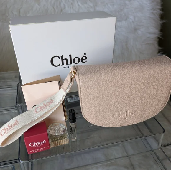 Chloe 3 Pc Mini Gift Set Eau de Parfum Mini 5ml, Wristlet Pouch Signatur… - Picture 5 of 6